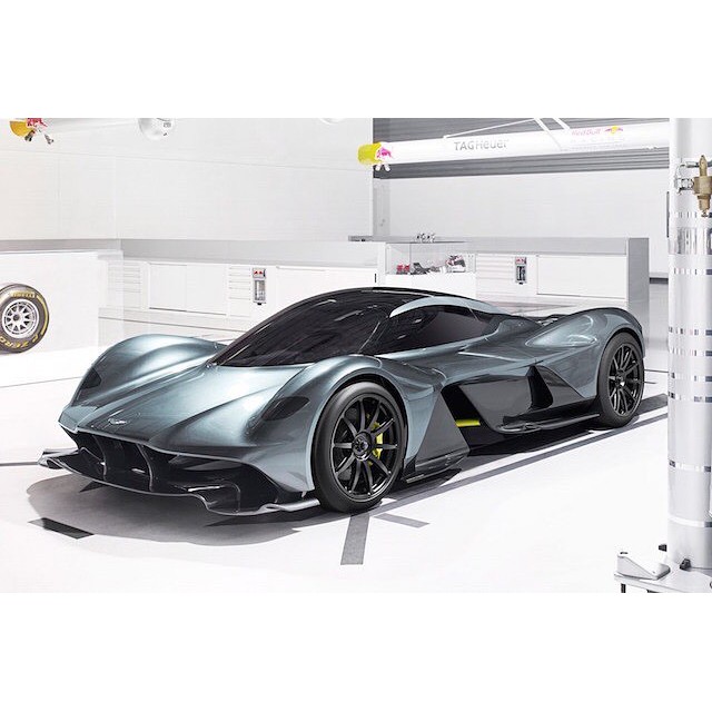 Aston Martin ба Red Bull нарын хамтран бүтээсэн AM-RB 001 загвар.

Aston Martin x Red Bull AM-RB 001.

#astonmartin #redbull #amrb001