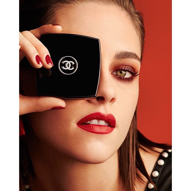 Кристен Стюарт Chanel-ын шинэ косметикийн сурталчилгаанд.

Kristen Stewart Looks Stunning in Latest Chanel Makeup Campaign.

@chanelofficial #chanelmakeup #kristenstewart #red