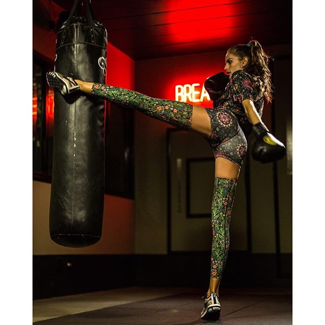 Let's' workout everybody!! Train of the day: kickboxing! @riccardotisci17 your @nikelab collection inspired to Rio is my favourite ever!! Vamos malhar galera !! Treino do dia: Kickboxing! @riccardotisci17 sua coleção @nikelab inspirada no Rio De Janeiro é a minha favorita   !! #BodyByIza #workout #boxing #strenght #focus #dedication #photo @jeffsegenreich #gym @lescinqgym