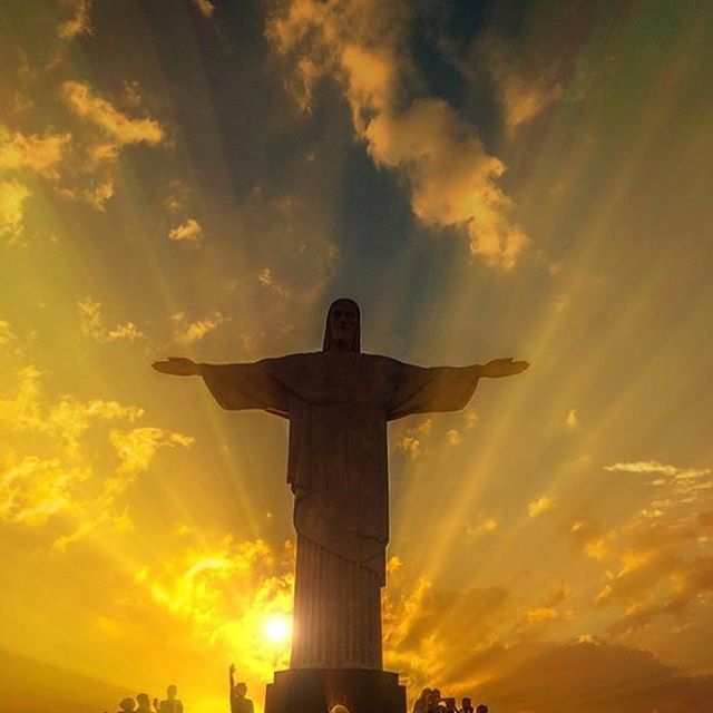 Parabéns a todos atletas olímpicos, especialmente aos nossos 465 atletas! Obrigada por darem o seu melhor e representarem tão bem o nosso país. Obrigada por mostrarem que com foco, garra e determinação tudo é possível. É lindo e inspirador ver como o esporte une as pessoas.
Quanta emoção! Quanto orgulho! Que possamos continuar levando essa união, positividade e alegria para todos os nossos dias.         
Congratulations to all of the Olympic athletes, especially to our 465 Brazilian athletes! Thank you for giving your best and representing our country so well. Thank you for showing that with focus, hard work ,and determination anything is possible. It's beautiful and inspiring to see how sports unite people.
What a thrill! What pride! May we continue to lead with uniting the world with positivity and joy for all our days ahead.  