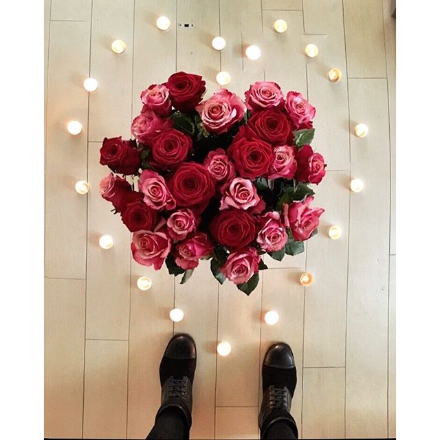 Bonjour   ... Paris for the day! #paris #quickstop #morning #bomdia #redroses #grateful #icanseeyou