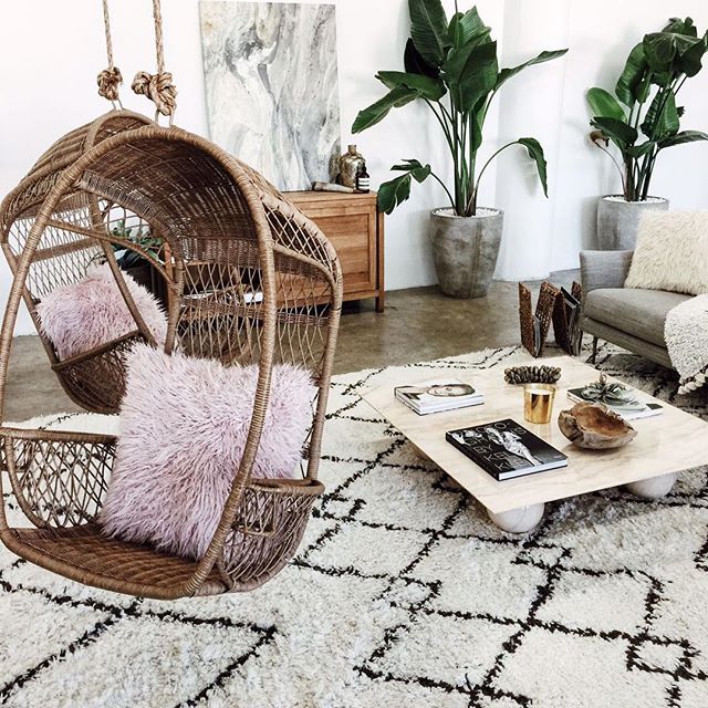 SJ OFFICE TOUR today on the blog!  Thanks @luluandgeorgia for helping us style our office! Link in bio  