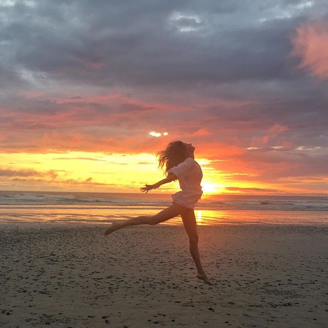 Let's let go of what no longer serves us and embrace with an open heart all the experiences that life will bring us in this New Year, co-creating the beautiful world we wan to live in. #happynewyear #love # peace #joy #compassion #positivitiy #consciousness      Vamos deixar de lado o que já não nos serve e de coração aberto abraçar todas as experiências que a vida nos trará neste Ano Novo, construindo o belo mundo em que queremos viver. #felizanonovo #amor #alegria #compaixão #positividade #consciência