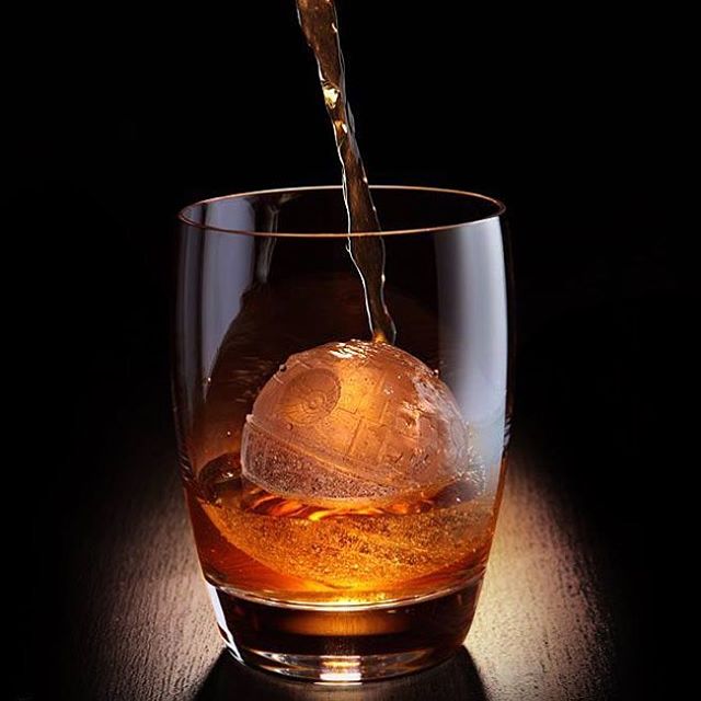 There's no better accompaniment to #F1 #SingaporeGP than with some good old #JohnnieWalker #buro247singapore