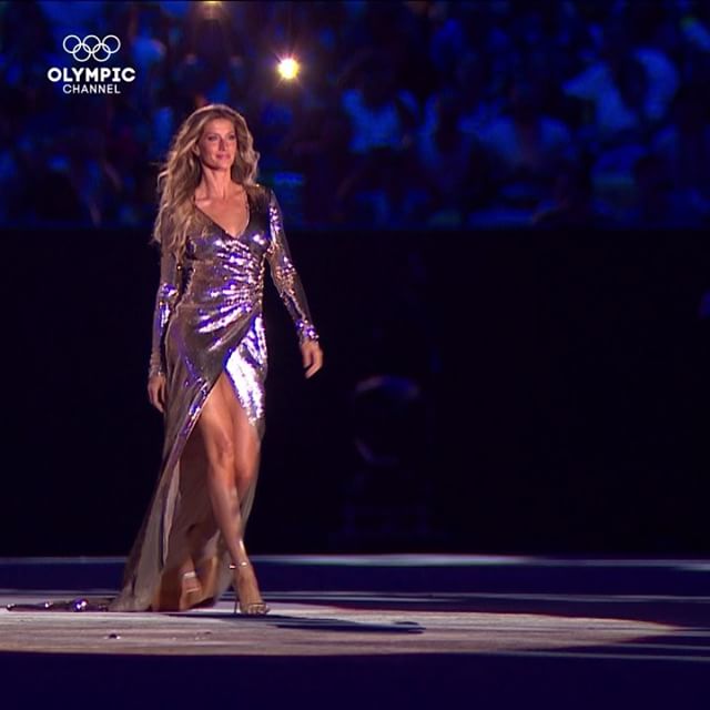"O mundo fica mais lindo por causa do amor." Momento inesquecível, energia indescritível ... #sóamor #parasempregrata #olimpíadas #Rio2016            "The world gets more beautiful because of love." Unforgettable moment! Indescribable energy  #onlylove #forevergrateful #throwback #olympics