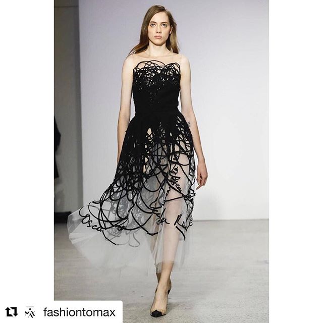 #Repost @fashiontomax (@get_repost)
   
#OscarDeLaRenta showcases its unmistakable style at its #SS18 show. The timeless silhouettes are always accentuated with little pops of color, as seen here. 
#ODLR #NYFW
Source: @nowfashion
