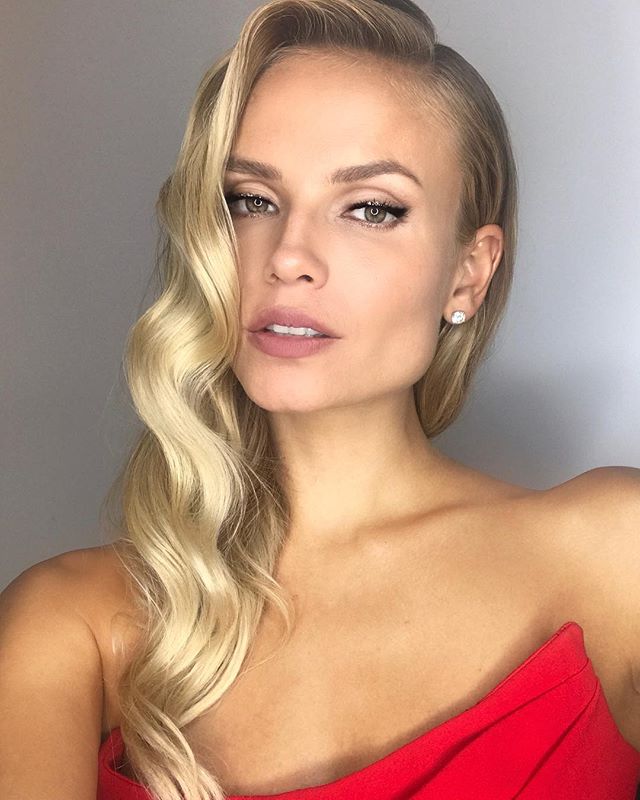 #NPolyMakeUp Giving You Hollywood Drama   
I Use @chanelofficial STYLO YEUX WATERPROOF Eyeliner, With A Touch Of @urbandecaycosmetics HEAVY METAL Glitter Eyeliner In The Middle Of The Eyelid, On The Top Of Black Eyeliner   #NYFW 
Hair By @gonn24 
#makeup #beauty #hollywood #sexyeyes