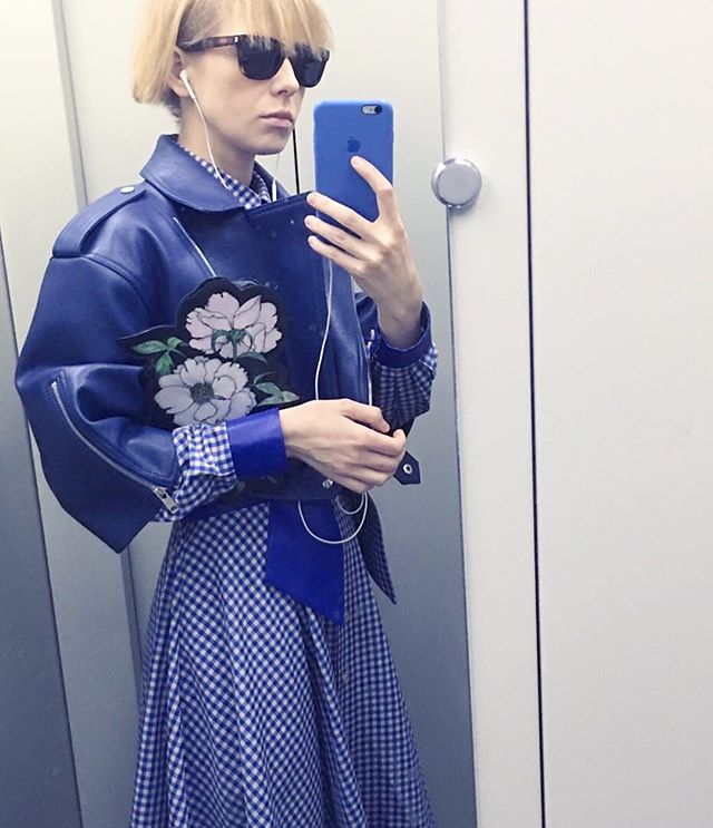 Сто лет без позорных селфи...)