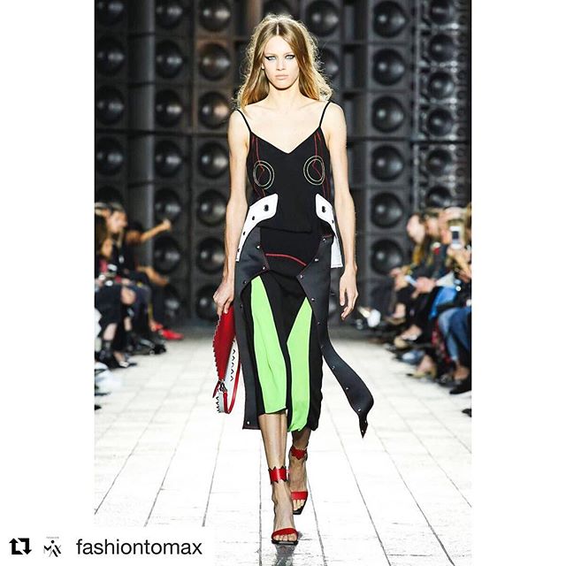 #Repost @fashiontomax (@get_repost)
   
The #VersusSS18 Collection reminded us why the Versace diffusion brand is known for its innovative style. The unconventional styles will make for some captivating Spring outfits.  #versus #versusversace #lfw  Source: @nowfashion