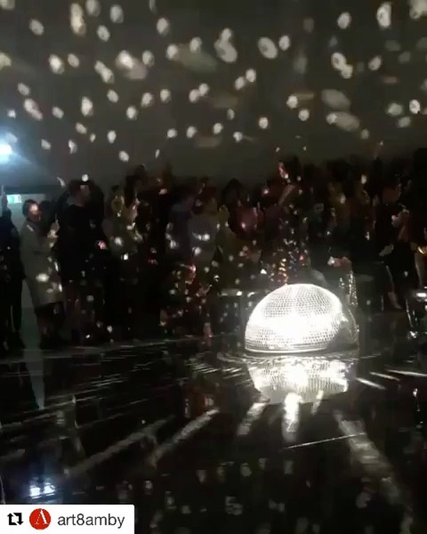 #Repost @art8amby (@get_repost)
   
#Ashish #SpringSummer2018 #finale. Video via @mrfabioimmediato #art8ambyfinale #art8amby #art8ambygram #art8ambynews #art8ambyfashion #runway #fashionshow #runwayshow #LFW #LondonFashionWeek #SS2018 @londonfashionweek @ashish_uk