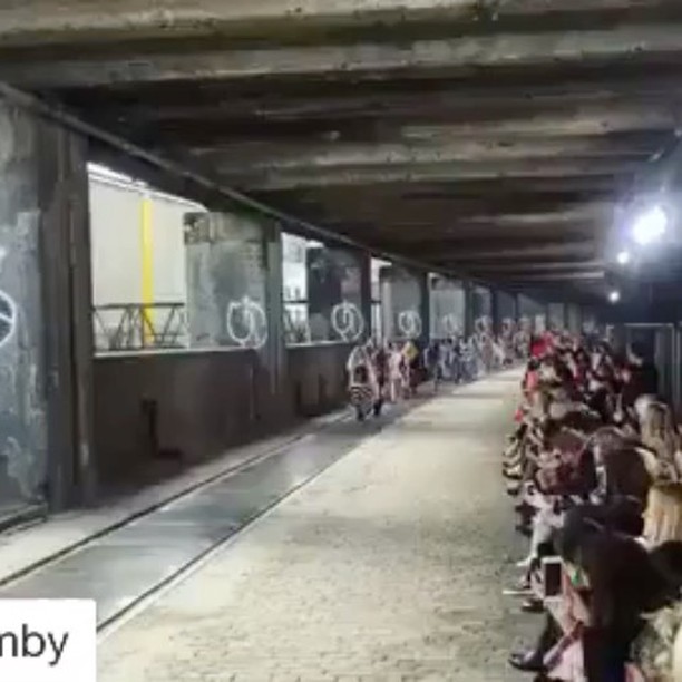 #Repost @art8amby (@get_repost)
   
#MarquesAlmeida #SpringSummer2018 #finale. Video via @barbaragallino #art8ambyfinale #art8amby #art8ambygram #art8ambynews #art8ambyfashion #runway #fashionshow #runwayshow #LFW #LondonFashionWeek #SS2018 @londonfashionweek @marques_almeida