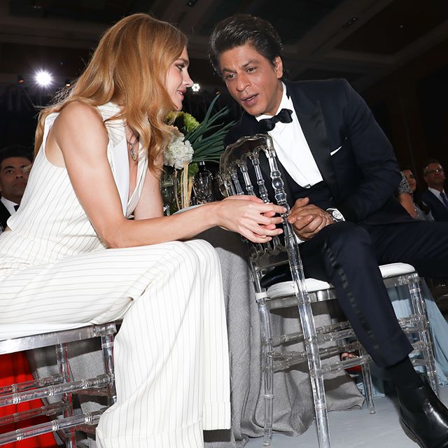 Meeting last night my teenage crush, the king of Bollywood Shah Rukh Khan    His films Kuch Kuch Hota Hai, Dilwale Dulhania Le Jayenge, Dil To Pagal Hai used to make me dream of India, true love and passion, made me love dancing and colors     Today I was honored to meet him in person and give him Vogue s Entertainer of the Year Award.  He is even more charming in real life and now he is on a mission to empower women in India and beyond. Thank you @iamsrk we are grateful         @vogueindia #VogueWomenOfTheYear    С человеком, от кого я была без ума в свои 14-15 лет, королем Болливуда великим и непревзойдённым Шахрух Ханом   Его фильмы  Все в жизни бывает ,  Непохищенная невеста  и  Сумасшедшее сердце  научили меня мечтать об Индии, настоящей любви, любить танцевать и восхищаться красками. Сегодня мне предоставилась честь познакомиться с ним лично и вручить ему премию Vogue Индия в номинации  Артист Года     #WomenOfTheYear #девичьигрезы