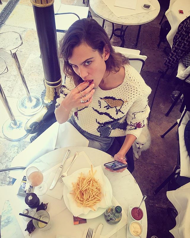 Only after I took the series of erotic pictures of @alexachung eating French fries did I notice the fluffy dog (or is it an overdressed mouse?) under her chair     