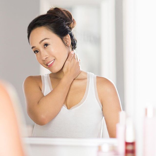 We spend a week with @victoriacheng to find out how she incorporates the @clarinsofficial Double Serum into a healthy lifestyle on the link in our bio #Buro247Singapore
Beauty direction: @renee_buro247
 : @vcluxe   and  : @yourmakeupbyiratedja using #Clarins
 : @gessi_singapore