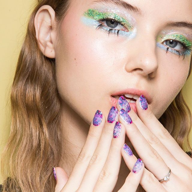 Don't shy away from colour, even if it is a #Monday - more #Paris #Fashion #Week #makeup inspo on the link in our bio #Buro247Singapore