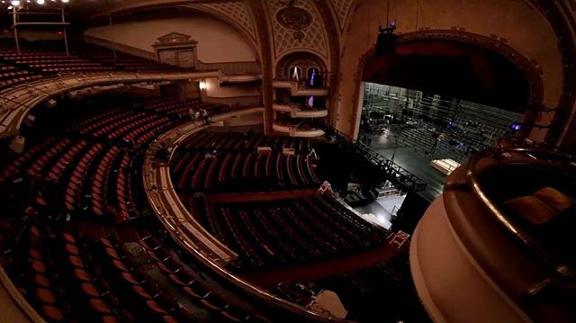 Huge thanks to our amazing crew who worked through the night to build this set! #KimmelinBrooklyn