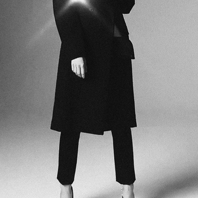 Add a hint of glitter with my Pocket clutch and Dorothy pump. My new, limited edition Tuxedo collection is available now EXCLUSIVELY at victoriabeckham.com and my London store! x VB #KissesatChristmas #VBDoverSt