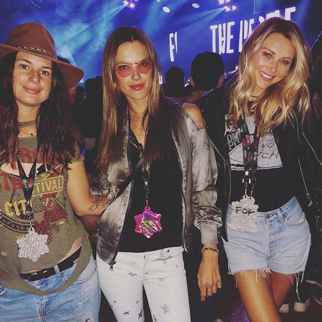 Festival Girlzzz     #kroqxmas #phoenix #fosterthepeople #weezer #thekillers