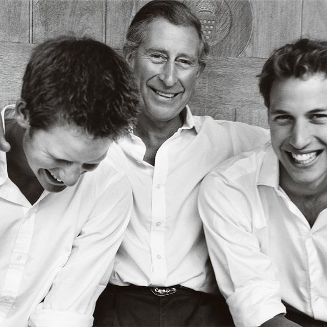 THE PRINCE OF WALES WITH HIS SONS PRINCE HENRY OF WALES AND PRINCE WILLIAM, THE DUKE OF CAMBRIDGE.
EL PRÍNCIPE DE GALES CON SUS HIJOS EL PRÍNCIPE HENRY DE GALES Y EL PRÍNCIPE WILLIAM, EL DUQUE DE CAMBRIDGE.
@ClarenceHouse @KensingtonRoyal #FamilyLove #MarioTestino