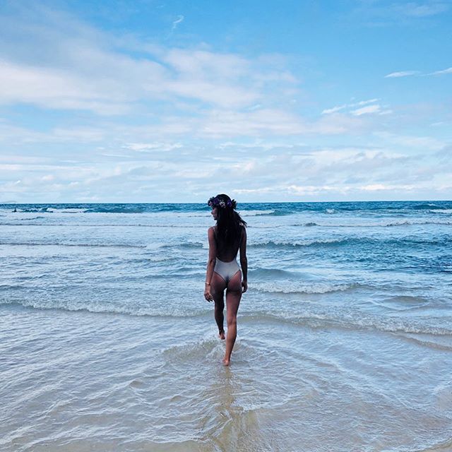 I left my soul there
Down by the sea
I lost control here
Living free   