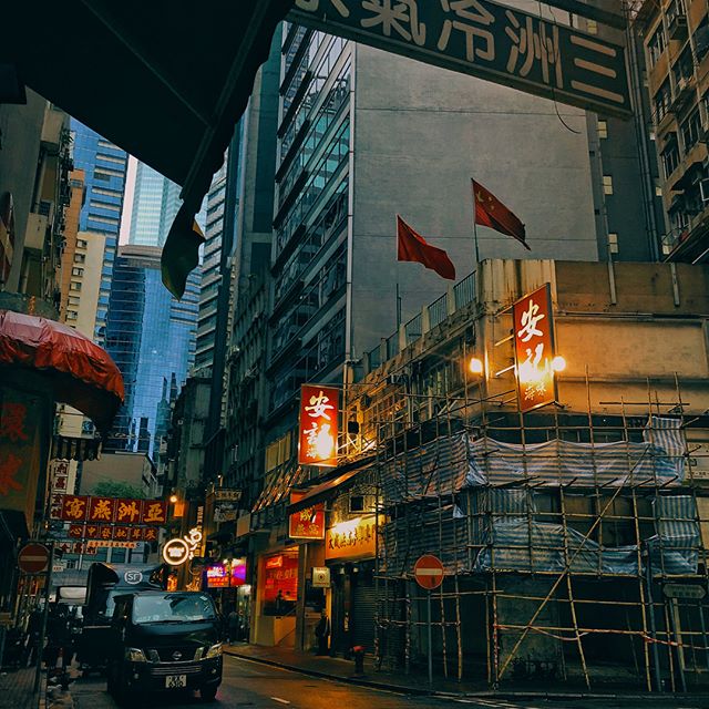 Hong Kong at first light is the most cinematic universe of light pools and anxious silence. 日出前的香港 