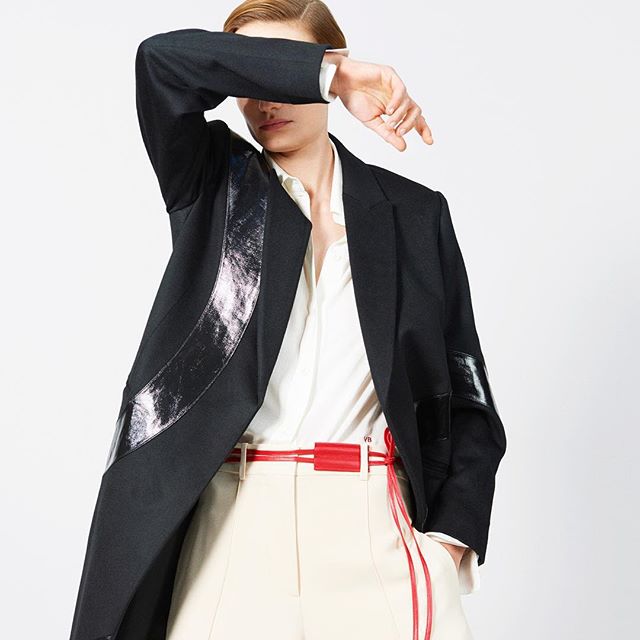 The Pre Spring Summer 2019 collection focuses on the essential wardrobing that empowers the Victoria Beckham
woman. My favourite #VBPreSS19 coat - clean minimal lines featuring graphic inserts.  Head to the link in bio to shop #VBPreSS19 x VB
