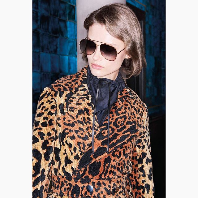 Sun is out in London!! Love this autumn #VBEyewear. The classic navigator powder frame with graduated brown lenses! Discover eyewear at the link in bio and at 36 Dover Street. X VB