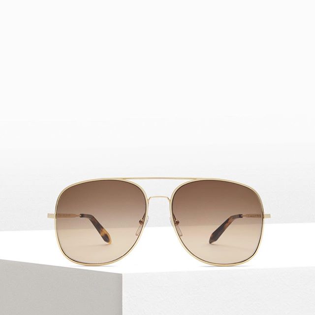 Sun is out in London!! Love this autumn #VBEyewear. The classic navigator powder frame with graduated brown lenses! Discover eyewear at the link in bio and at 36 Dover Street. X VB