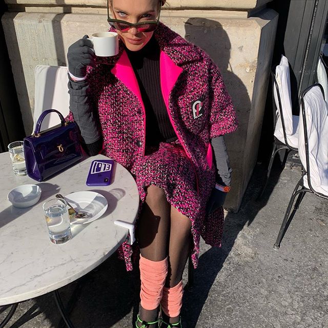 The devil wears Prada and drinks coffee       #winterinparis "Правый глаз чёрный, левый почему-то зелёный. Брови чёрные, но одна выше другой". Булгаков о Воланде, Мастер и Маргарита, 1928-1940.