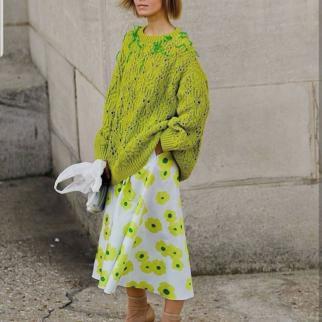 Пакет в руке - это СУМКА Maison Martin Margiela, из переработанного полиэтилена, с зелеными надписями, в цвет веревочек на свитере и сердцевинок маков на юбке, купленная лет 6 назад (во времена, когда великий бренд делала команда Марджиелы, не Галлиано), еще до супер тренда на этот самый полиэтилен, плаcтик и всякий  мусор в fashion пространстве. Там даже название марки скотчем приклеенно))) Но забавно не это: каждый "продвинутый модник" на показах подходил ко мне и говорил: "ты откуда то из супер маркета заехала на показ? Что ты ела"? А блоггеры предлагали "побержать пакетик", для "лучшего фото". ВОТ ТАК... #martinmargiela #maisonmartinmargiela #plasticbag #parisfashionweek
