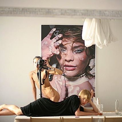 Назад в прошлое, обещала - начинаю! Make up-ы буду позже, покамест нашла вот эти скромные архивчики. Съемка была спонтанной, летом на рассвете, в 5 утра мы вернулись домой из клуба-кафе Галерея к моему тогдашнему другу, американцу Барта Дорса и у него в гостинной-столовой забабахали пару импровизаций. Дима (он же Роза, вместе мы сидели на одном стуле и делили один компьютер в редакции Оффисиель и по должности были ассистентами Андрея Артемова @andreyartyomov) вдохновился автопортретами Хельмута Ньютона (снимавшего себя в зеркало), а я притворилась, что курю... #назадвпрошлое #helmutnewton #роза