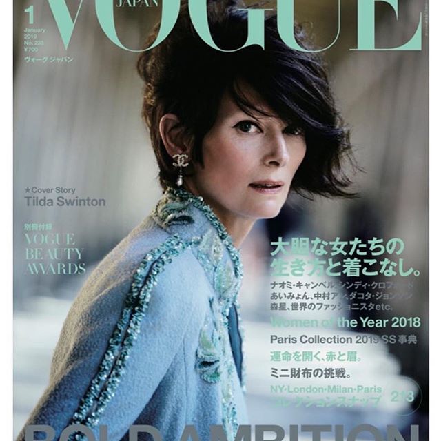 #Repost @voguejapan    
11月28日発売の VOGUE JAPAN 1月号のテーマは ボールド アンビション  リスクを恐れず 安住することをよしとしない 勇敢な女性たちやファッションを徹底特集 
表紙を飾ったのは 本テーマに相応しいイギリスの名女優 ティルダ スウィントン 
好評企画のパリコレ2019春夏コレクションレポートや4都市コレクションスナップは必見 

VOGUE JAPAN January issue featuring "BOLD AMBITION" will be out in store on Nov. 28th 
#voguejapan #januaryissue #boldambition #tildaswinton 
Photographer: @therealpeterlindbergh 
Fashion Editor: @jerry_stafford 
Featuring Actress #TildaSwinton wearing @chanelofficial coat and earrings
Hair: @odilegilbert_official at L Atelier(68)
Makeup: @luciapicaofficial using @chanel.beauty 
Manicure: @anatolerainey at @b_agency 
Producer: #MargauxHuguet for @2bmanagement 
Styling Assistant: @hisatotsk
