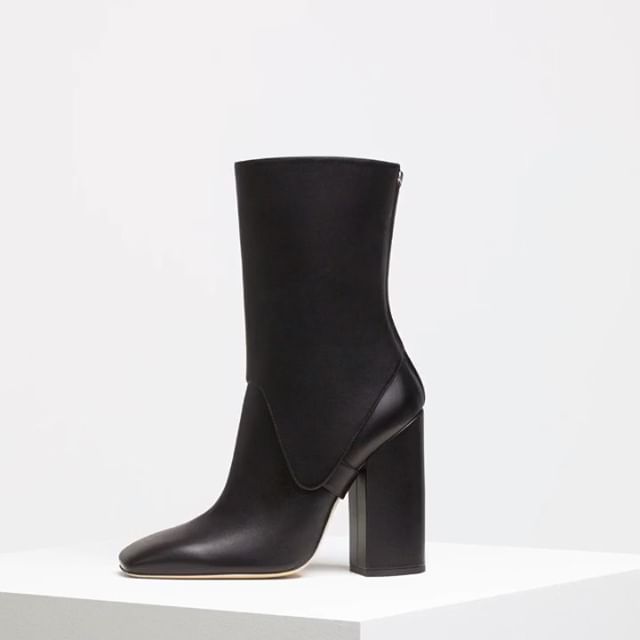 The rise and square toe saddle boot are the perfect boots for this cold weather! Available in a variety of colours at victoriabeckham.com and 36 Dover Street. x VB
