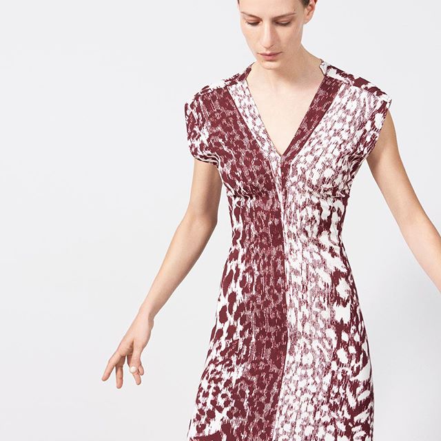 Love this graphic leopard print V-neck dress in Bordeaux and white, featuring capped sleeves. Now online! x VB #VBPreSS19