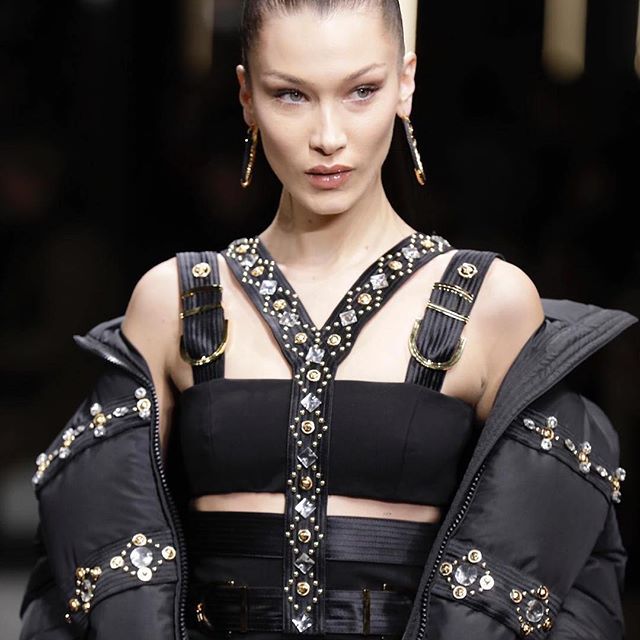 #Repost @voguejapan @bellahadid @versace @donatella_versace 
ヴェルサーチェの2019年秋冬メンズコレクションには ベラ ハディッドやカイア ガーバーなども登場 
@versace #fw19 men s collection 
#versace @bellahadid @kaiagerber