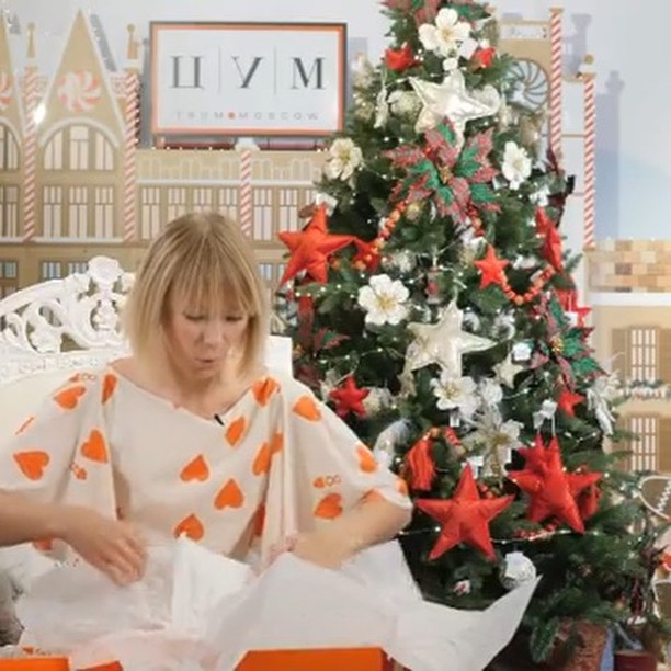 Here is my first New Year gift! And it comes from TSUM - let s check the box together!     #лучшиеподаркивцуме #tsummoscow #новыйгод2019 #выбираемподарки #подаркинановыйгод