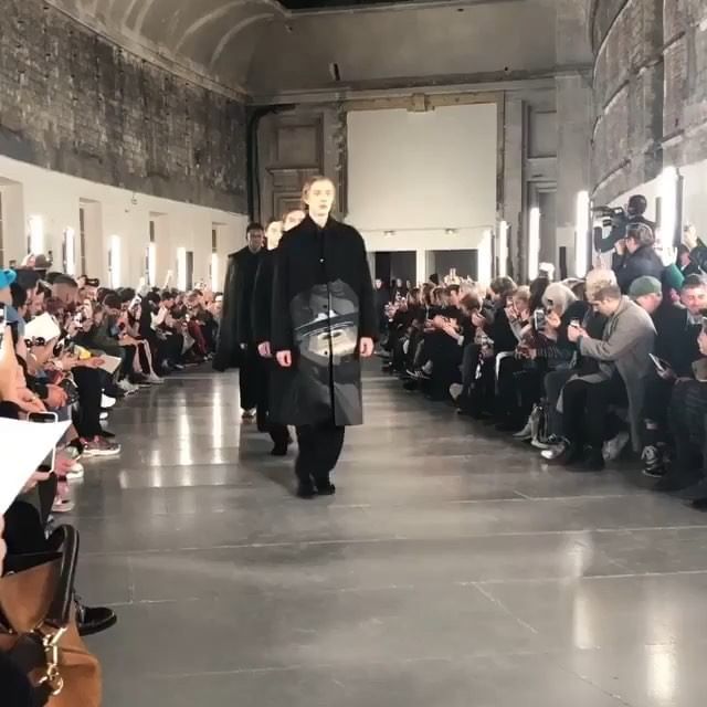 #Repost @thealexbadia    
Finale @valentino #fw2019 #pfwm