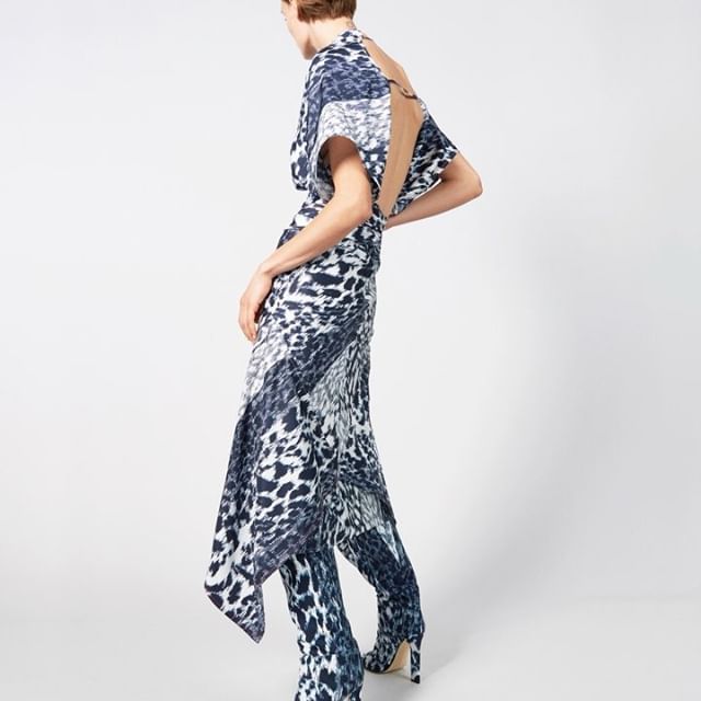 Wide, dropped sleeves and an open back - the tabby print dress in navy and white! Shop new arrivals at the link in bio x VB