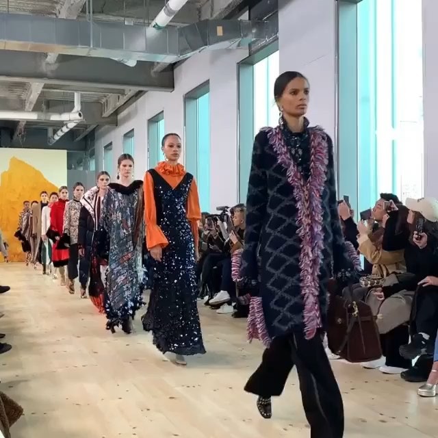 @ToryBurch fall/winter show 2019.    #ToryBurch #ToryBurchFW19 #nyfw #newyorkfashionweek #fw19 #rtw #runway #model #fashion #style #runway #beauty #backstage / video by: @maximsap x @fashiontomax