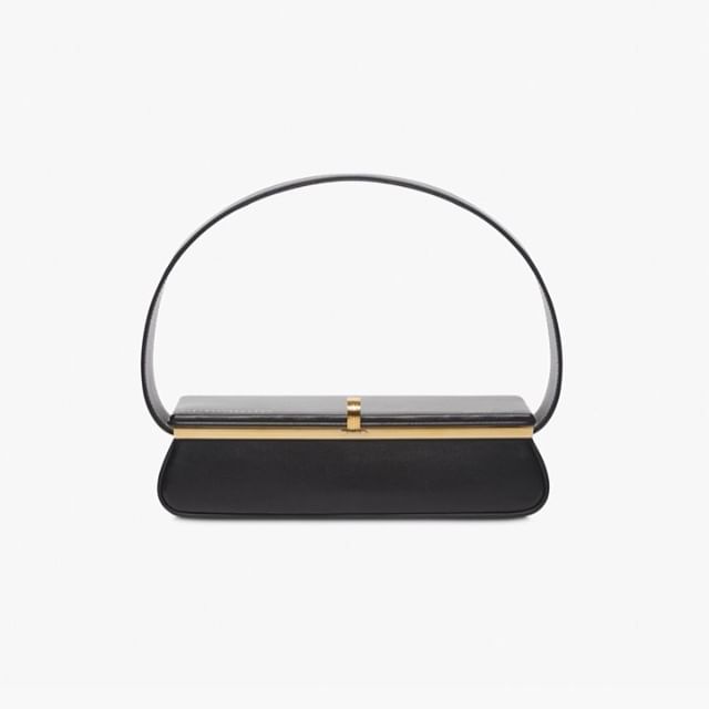 The black powder box is online now! Perfect for the evening (with mirror inside!) Discover it at the link in bio x Kisses