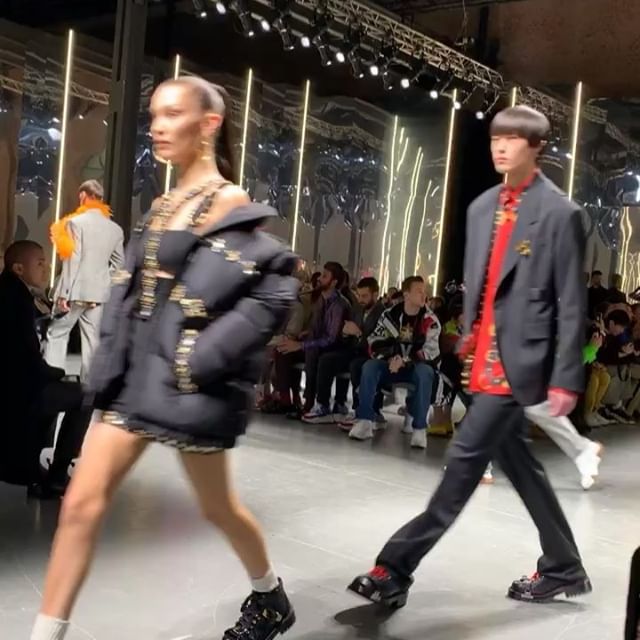 @versace stunning show @donatella_versace        #mmfw