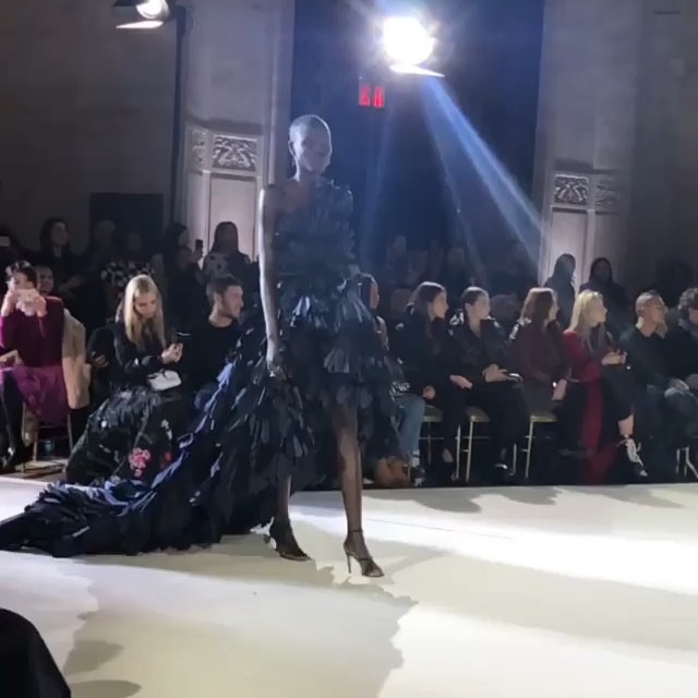 #Repost @thealexbadia    
Blue bird @oscardelarenta #nyfw #fw2019 with beautiful @gracebol