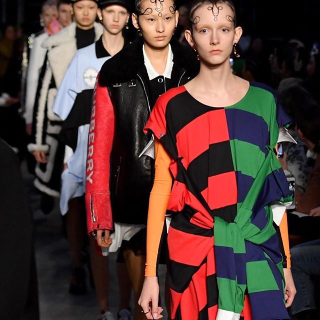 #Repost @voguejapan       
ロンドンで発表されたバーバリーの2019年秋冬コレクション シックなルックからユースなムード溢れるストリートルックまで様々なオケージョンにぴったりのアイテムが出揃った 
#burberry @burberry #aw19 #lfw #riccardotisci 
Photo: GettyImages