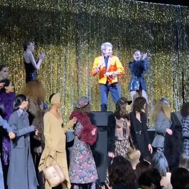    @PattiHansen closed the show and @BarryManilowOfficial put on a fantastic show after at the @MichaelKors fall/winter show 2019!  

#Bellahadid #MichaelKors #AllAccessKors #MichaelKorsCollection #nyfw #newyorkfashionweek #fw19 #rtw #runway #model #fashion #style #runway #beauty #backstage / video by: @maximsap x @fashiontomax