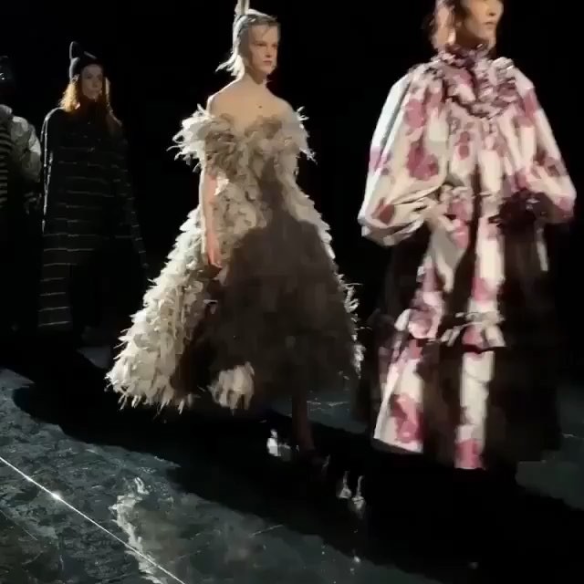 #Repost @art8amby           
#art8ambyfinale - #MarcJacobs #FallWinter2019.   @thealexbadia #art8amby #art8ambygram #art8ambynews #art8ambyfashion #runway #fashionshow #womenswear #finale #FW2019 #NewYorkFashionWeek #NYFW