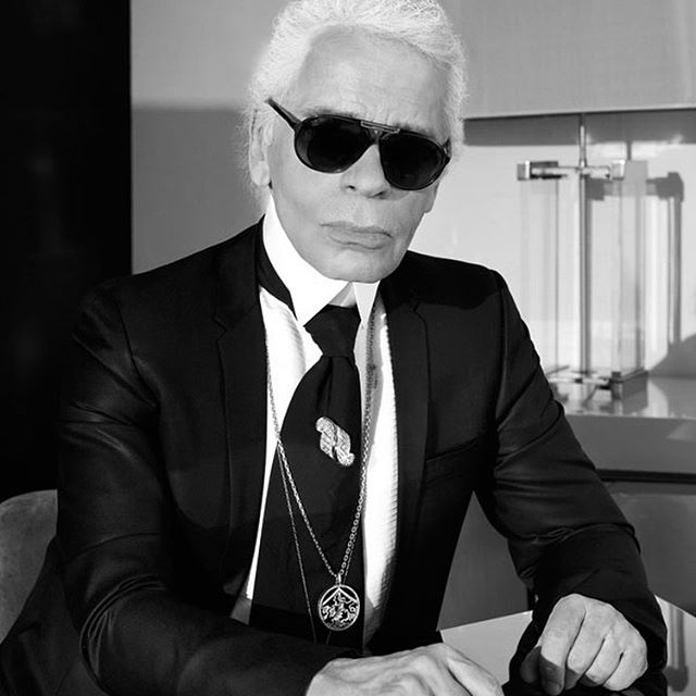 Merci pour tout Karl    Merci de m avoir fait confiance avec tant de gentillesse. Ah la la, votre liberté d esprit, votre indépendance, votre talent, votre intelligence, votre gentillesse, votre humour, votre générosité, votre amour et fidélité pour les gens qui vous entourent, que toutes ces qualités qui vous définissent sont extraordinaires. Encore plus extraordinaires quand elles se retrouvent toutes en un seul homme. Merci de m avoir transmis l amour de la connaissance et du travail, de m avoir appris à regarder devant et pas derrière, le passé vous ayant toujours agacé.  Parle-moi de demain  me disiez-vous.
Je pense tellement fort à vous mais aussi à tous ceux qui vous entourent, que vous avez su choisir avec tant de finesse et qui vous aiment tant, qui vous sont si dévoués. Merci Karl  
 L intelligence perdure  Karl Lagerfeld