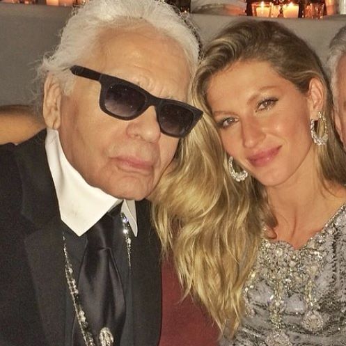 When I first met Karl, I was 17 years old. I remember being so nervous. After all, he was the legendary Karl Lagerfeld. But he was one of the sweetest and most gentle men I have ever met. I feel so lucky that I got to know him and will always remember his powerful presence. Karl, thank you for being you. You will be missed.   
A primeira vez que conheci  Karl, tinha 17 anos. Lembro-me de estar muito nervosa, afinal ele era o lendário Karl Lagerfeld.Mas ele era um dos homens mais doces e gentis que já conheci. Me sinto sortuda por ter tido este privilégio. Sempre me lembrarei de sua poderosa presença. Karl, obrigado por ser você. Sentiremos a sua falta.  