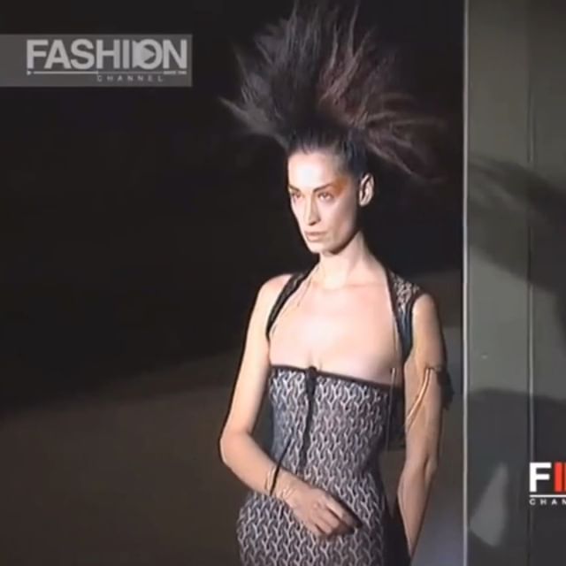Alors voilà, la vie continue. Tout comme Karl l aurait désiré. Mais le cœur reste lourd. Merci Karl. Merci quand en 1997, au cours d un casting, vous m avez proposé de faire les essayages de votre nouvelle collection. Pendant un mois, j ai porté vos créations que vous ajustiez, remaniez à votre guise, accompagné de fous rires inarrêtables avec votre équipe, j étais si impressionnée par votre vivacité et par votre verbe. Je notais sur un petit carnet toutes les références dont vous parliez dans la journée; un livre, une artiste, un moment historique, et je rentrais le soir chez moi pour découvrir, comprendre  et apprendre. Merci.
Merci de m avoir fait défiler au milieu des top models... Quel honneur, j avais si peur! C était très important dans la carrière d un jeune mannequin de défiler pour Karl Lagerfeld, les clients, les photographes, la presse vous repéraient. 
Merci de m avoir ensuite reprise avec tant de fidélité sur les défilés suivants, ma carrière de mannequin était lancée. 
Je suis ensuite passée à d autres activités professionnelles. En 2004, je monte enfin mon label de musique avec Yarol, puis nous avons eu notre fils, Anton   en 2006.
En 2010, le magazine Jalouse me donne une petite émission de radio dans un camion posté à la sortie des défilés pour parler musique avec des personnalités. Vous étiez débordé de travail comme d habitude entre les défilés, les shootings et les interviews, mais vous m avez donné de votre temps pour cette émission inconnue.  Merci d avoir été là, encore.
Quelques jours plus tard, Virginie Viard et vous-même me proposez de venir défiler à Saint-Tropez. Je suis interloquée. Je suis une productrice de musique, une maman de 35 ans et Chanel me veut dans son défilé. Quelle folie! Mais voilà, c est toute votre grandeur. Ensuite, tout s est enchaîné, comme dans un rêve, c est cliché mais tellement vrai. Merci de m avoir fait confiance de représenter la maison Chanel à travers le monde, quel honneur, quelle fierté! Merci pour tous ces voyages extraordinaires et toutes ces expériences inoubliables. Merci d avoir fait en sorte que tout cela perdure, the show must go on.
Merci, Merci pour tout  
     