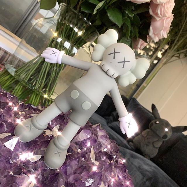 Look who came to work @kaws! #KAWS #KAWSHOLIDAY #AllRightsReserved #DiscoverHongKong #HKArtsMonth x VB