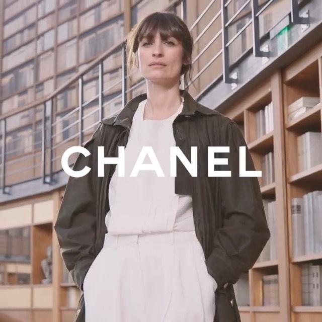Come with me backstage of the #ChanelHauteCouture show to watch @luciapicaofficial create her makeup on @vittoria
Hair @sammcknight1 
Music @yarolpoupaud 
#cdmblp #cdmvideo #fromtheshowtoyourhome